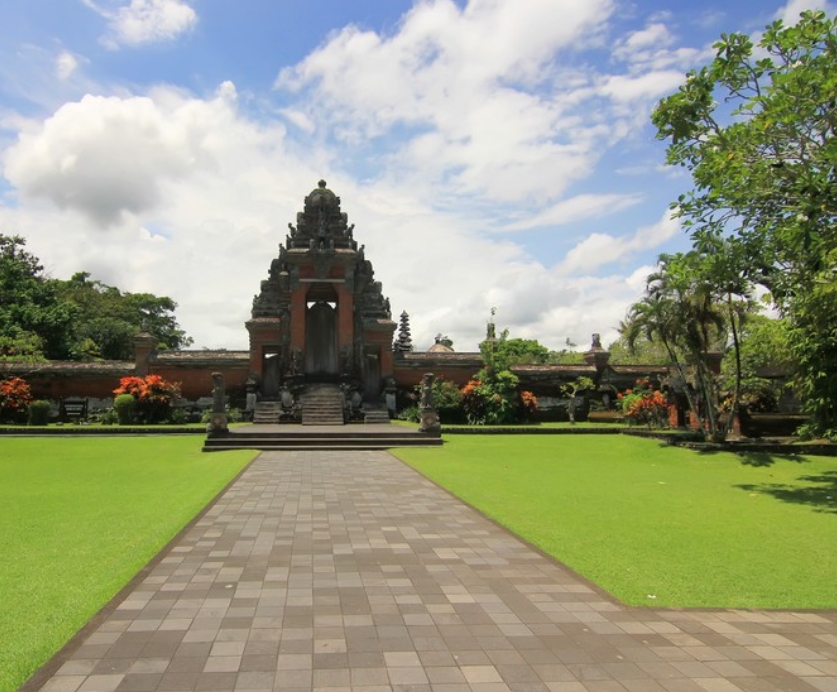 visiting taman ayun temple with Local Guide