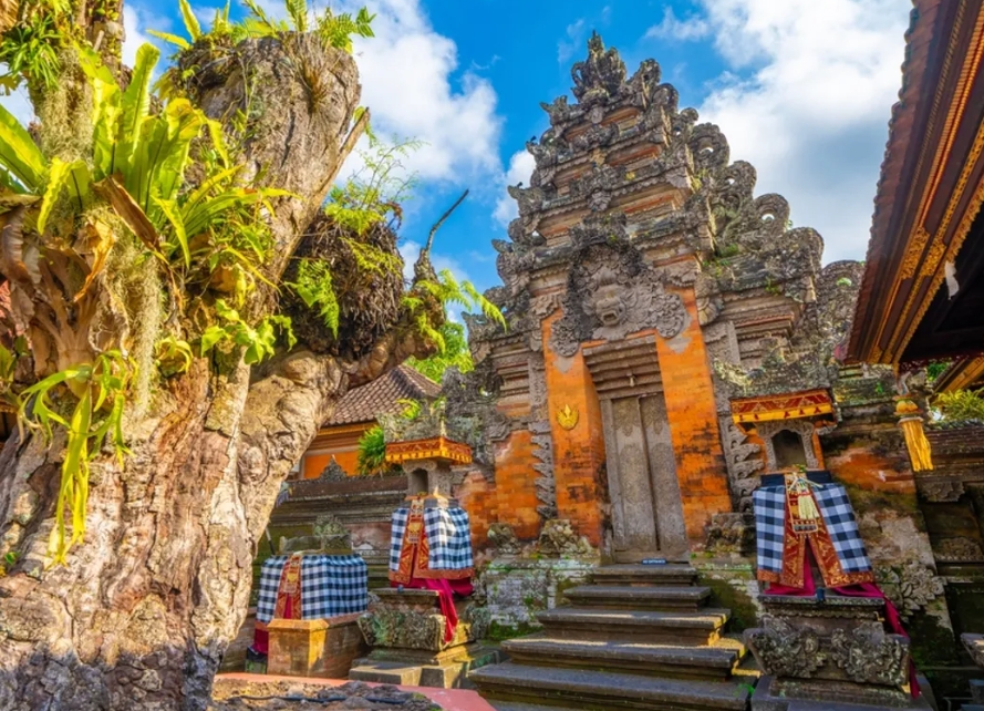 Photo: balilocaltourguide.com Ubud palace Bali